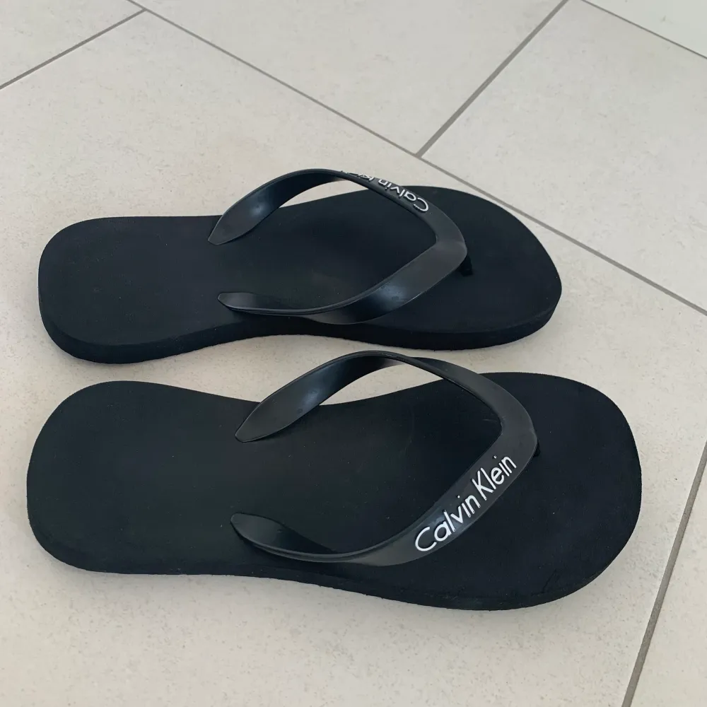 Säljer nu mina fina flip-flops från Calvin Klein. Väldigt sköna för att vara flip-flops och passar till allt! Köpte de i en Calvin Klein butik i Kanada, men har nästan aldrig använt de då jag har ett par flip-flops som jag använder mer. Strl 38 men passar också någon med större fötter. Ordinariepris var typ 350kr men jag säljer de för 150+frakt💞💞. Skor.