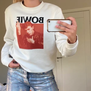 Sweatshirt  - Säljer denna as balla Bowie⚡️ sweatshirten köpt något år sedan från HM och använd fåtal gånger efter det så i mycket bra skick🤩  strl S men passar en XS, M och L lika bra beroende på hur man gillar passformen💛 säljer för 175kr + frakt  
