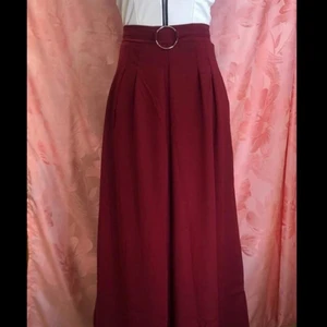 Lång kjol  - Har inte använt den och nyskick. Den har fickor, det finns 3 metall cirkel på framsidan som du kan se på bilden. Storleken är 38 och den har en  kedja som du ser 