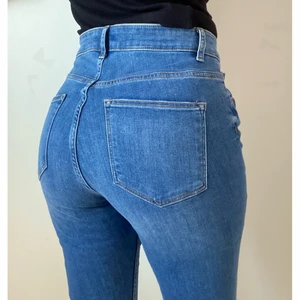 Skinny jeans - Snygga skinny jeans från H&M, hög midja, sitter som en smäck men säljer eftersom jag har gått ner i vikt. Aldrig använda. Jag är 156cm och dom är lite längre på mig, tror de skulle sitta perfekt i längden om du är runt 160-165 cm. Hör gärna av dig vid frågor ☺️💓