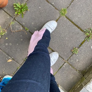 Lågmidjade jeans - Lågmidjade jeans med rosa detalj