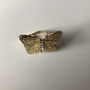 Ring - Fin ring som storleken går att justera på så den passar alla. Köparen står för frakten