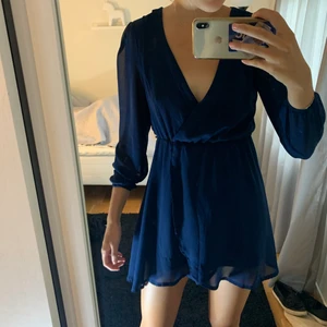 Blå klänning  - Säljer min blå klänning då den är lite för urringad för min smak, storlek 34 