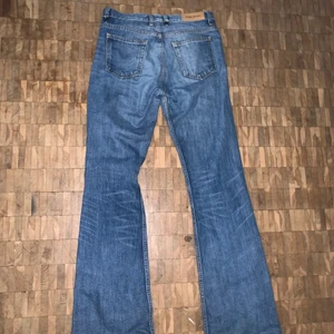 Bootcut jeans, acne - Säljer ett par bootcut jeans från acne jeans, dem är superfina och sitter bra säljer pga att dem är alldeles för små! Dem har dock en slitning längst ner på ena benet och några små slitningar där man sätter bältet, hör av er för närmare bilder 💕