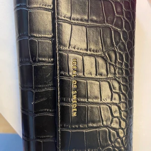  iPhone 11 telefon skal  - Ideal of sweden skal andvänd 1 gång  kan mötas upp någonstans på Öland helst Mörbylånga färgstan 