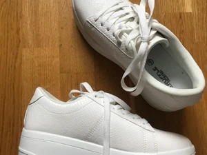 Höga vita sneakers platform - Säljer mina helt nya plattform sneakers i storlek 38/39