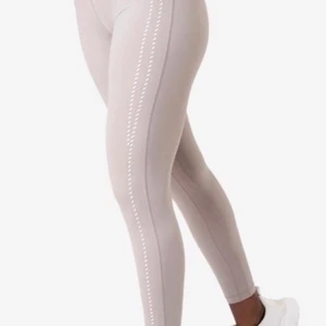 ICIW tights - Fina oandvändna thights från i can i Will. Har endast testat dom men de är förstora i min midja. Annars sitter de som en smäck över lår rumpa osv. Mycket stretchiga så för dig som är s/m så tror jag de blir perfekta. Hög midja. Själv är jag xs men fick de utav min mamma därav inte rätt storlek. Ordinarie pris 699kr. Lappen är kvar.