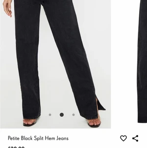 Jeans med slits - Tjockt hårt jeans material från Pretty Little Thing. Beställde för ca 1 år sen, använd fåtal gånger. Inte helt svarta lite mer urtvättad look men SKIT snygga, as snygg röv får man och högmidjade. Kan desvärre inte visa dom på för har gått upp i vikt... storlek 34