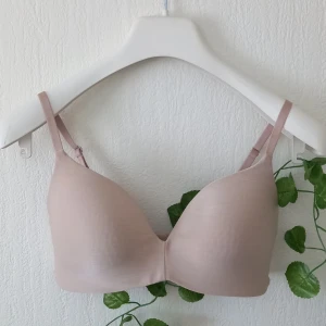 Flirt Bygellös bh - Säljer denna superfina bh från Lindex i modellen Flirt 🤍. Super bekväm med seamless touch som passar perfekt under en vit t-shirt. Knappt använd (då den var för liten) och i nyskick!                                  Skriv till mig vid intresse! Eventuell frakt ingår ej.