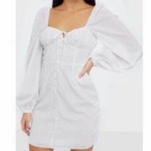 Glamorous klänning - En vit glamorous klänning! Passar perfekt som studentklänning! Har lite tuss och en liten gul fläck men inget som syns i helheten