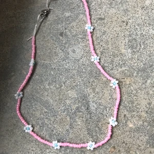 Daisy chain - 💖 - Daisy Chain - Halsband            Finns endast blå - vita blommor- lila innuti blommorna, billig med FRI FRAKT, dm för fler frågor🥰