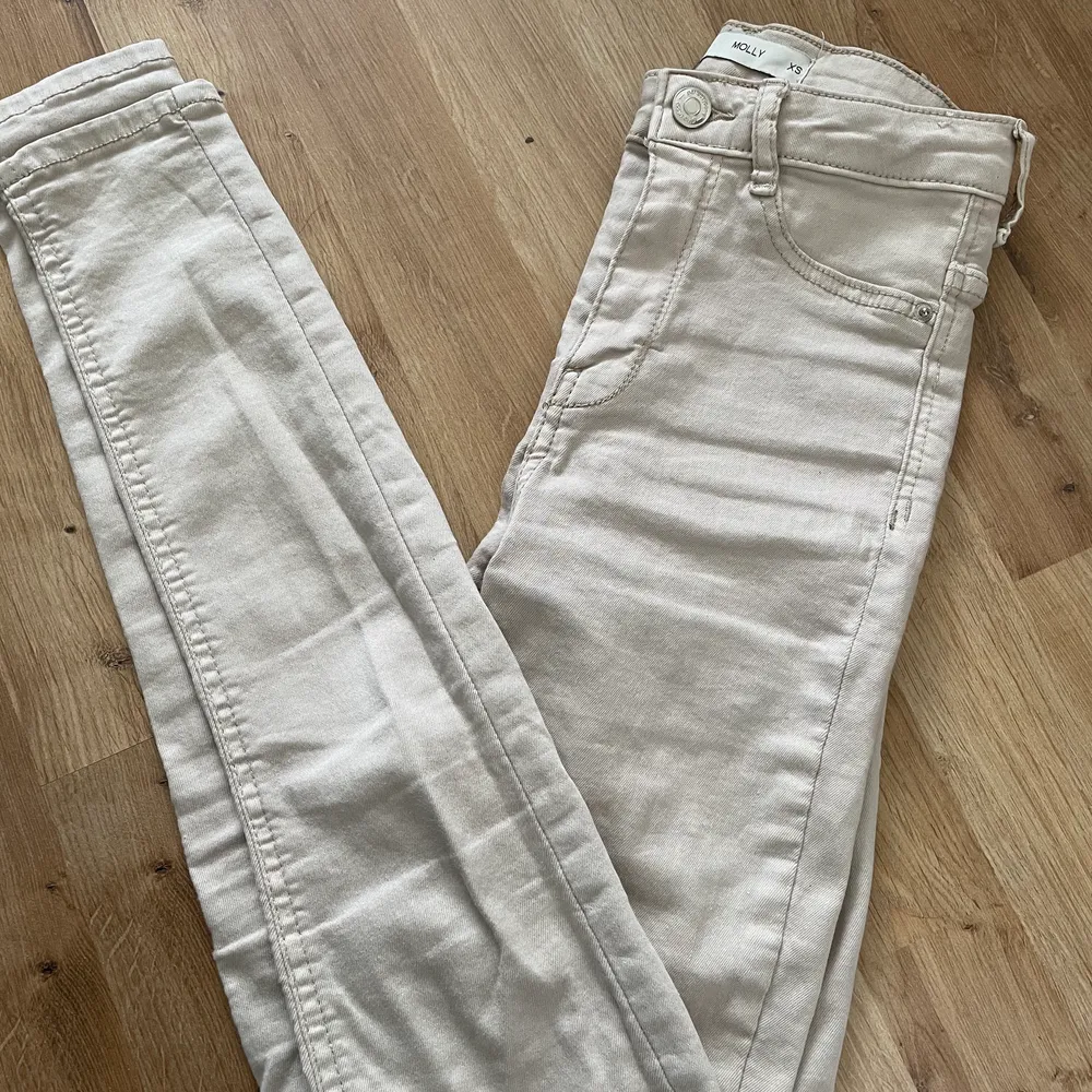 Beiga molly jeans ifrån Ginatricot i storlek XS. Använda max 3 ggr. Köparen står för fraktkostnaden. (Finns även i svart, två nyanser av blå och blå med hål).. Jeans & Byxor.