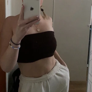 Topp - Jätte fina toppar i storlek XS. Jätte bra material och bra passform, dom sitter bra och är jätte fina nu till sommarn. Ser exakt ut som på bild och man ser inte igenom dom eller något sånt. Säljer antingen en för 60kr eller alla för 150kr☺️