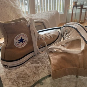 Beiga Converse - Assnygga Converse i bra skick, så finaaa men de är lite för små för mig:( Buda!🥰