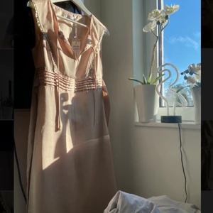 Finklänning - Gullig klänning från vila som aldrig kommit till användning ☺️ Priset kan diskuteras! Nypris 399kr