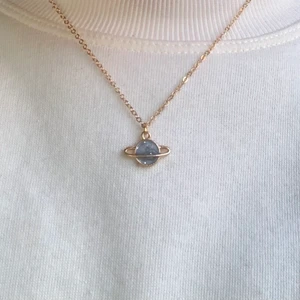 🪐Planet halsband🪐 - Det här är mina planet halsband❤️ det finns tre olika färger och de är grå, blå och vit. De kostar 25kr styck och frakten är 12kr💗 det är inte nickel i kedjan😁