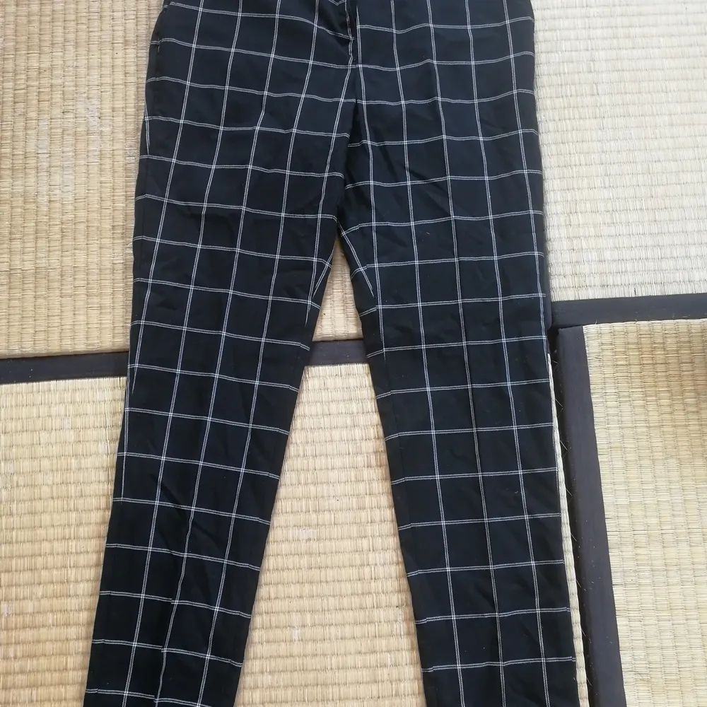 Ett par härliga rutiga kostymbyxor från HM i herrstorlek 44 (motsvarar någonstans mellan 36-40 i damstorlek). Jag har tyvärr för breda lår från gymmet så kan inte ha dem längre. . Jeans & Byxor.