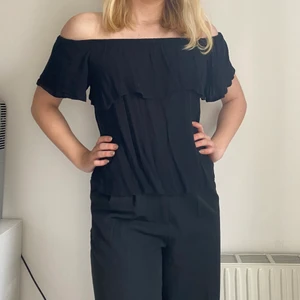 Offshoulder top - Svart somrig topp i luftigt material. I storleken XS-M. Köparen står för frakt