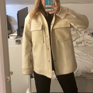 Skjortjacka - Säljer denna jacka från Gina i storlek xs den är perfekt till sommaren. Säljer då jag inte får andvänding av den. Säljer för 300kr 