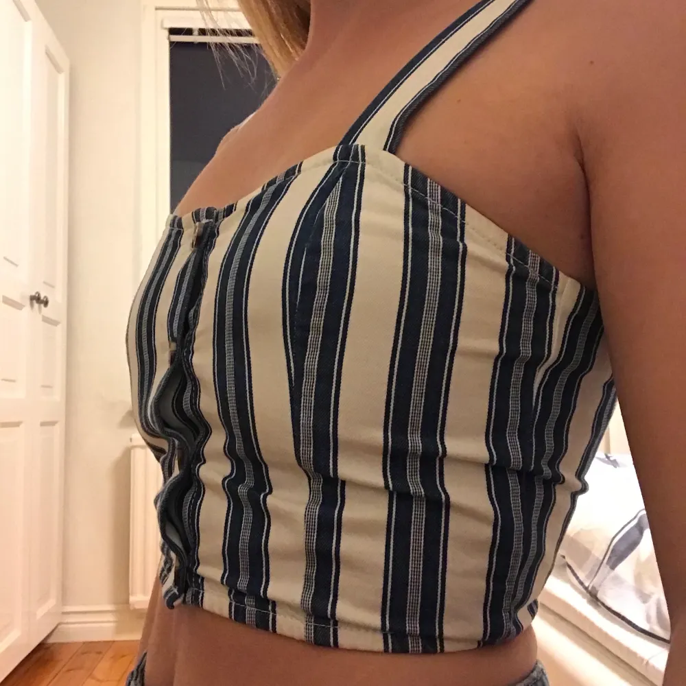 Crop top från monki. Perfekt nu till vår och sommar. Knäpps framtill med knappar. Säljer denna eftersom är för liten för mig. Axelbanden är justerbara i 3 lägen. Nypris: 299kr💙🤍. Toppar.