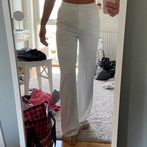 Vita kostymbyxor  - Vita kostymbyxor från Nelly stl 34. Aldrig använda.  Köpare står för frakt. 