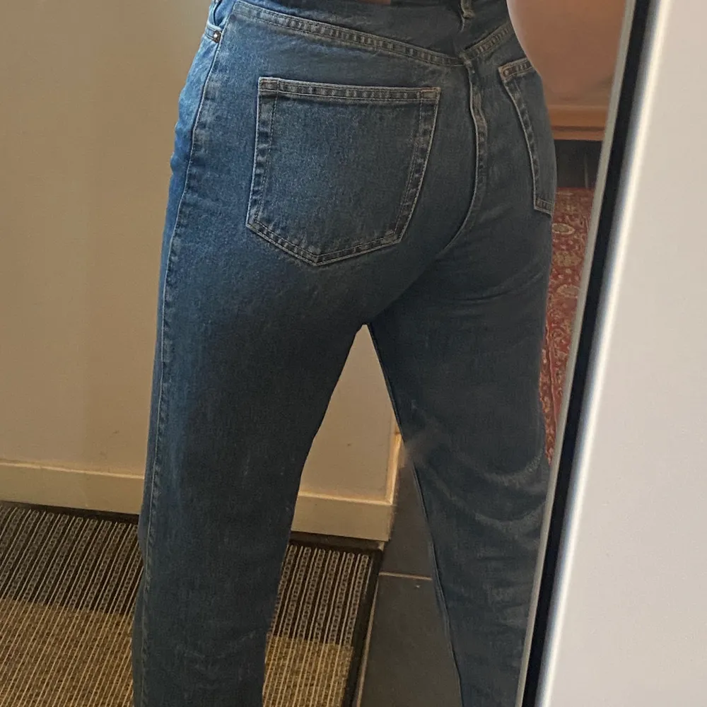 Raka jeans från weekday. Köpte i för liten storlek och dem är för korta på mig som är 172. Det står att det är 32 i length, men jag skulle säga 30. Jättesnygga och trendiga. Skriv privat för fler bilder! Nypris : 500kr. Jeans & Byxor.