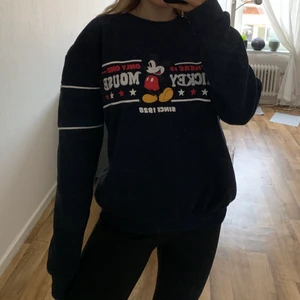 Sweatshirt - Sweatshirt med Musse pigg tryck i strl L. Jätteskön och oversize, knappt använd. Frakt tillkommer! 