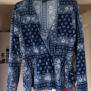 Blå blus  - Blå blus med fina mönster. Använd ca 3 gånger