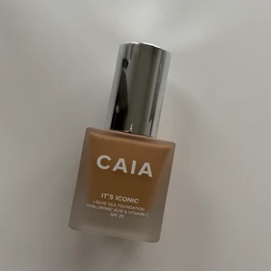 Caia foundation 3N - SLUTSÅLD. Caia foundation i färgen 3N. Jag har endast öppnat och pumpat ut en pump på min hand, har inte vidrört något. Säljer pga fel färg för mig. Kommer med orginalförpackning.  Nypris 325kr.