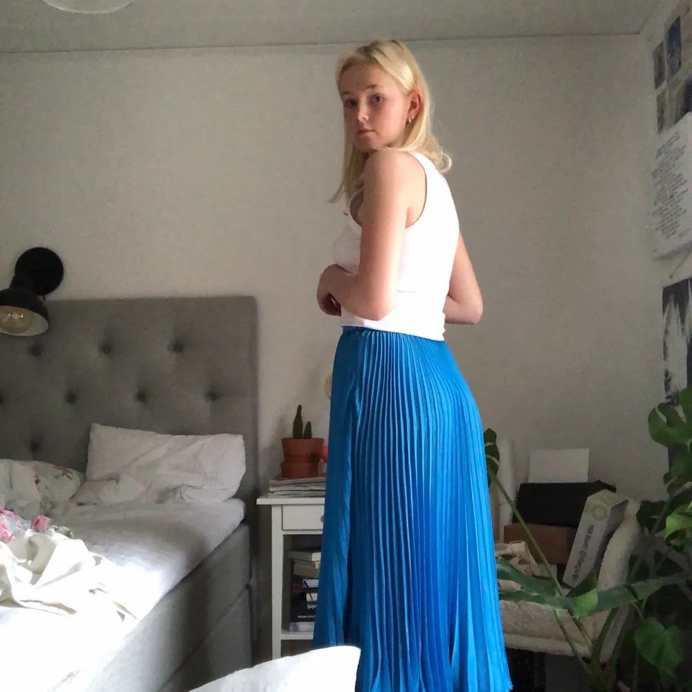 Väldigt fin blå kjol, som ny! Plisserad, tunt material perfekt till sommaren helt enkelt👌🏼👌🏼. Kjolar.