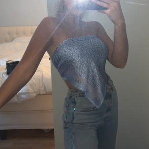 Mönstrad topp - Mönstrad topp från Nakd som man knyter i ryggen, passar en XS-S. Aldrig använd, endast provat. Frakt tillkommer!