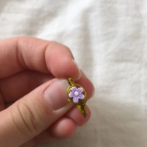 Handgjord ring med en blomma i mitten. - Det är en handgjord ring med en blompärla i mitten. Väldigt fin och somrig. Kan ändra storlek och kan ändra till silver, rosé guld istället för guld. Det är bara att kontakta mig. ALLTID FRI FRAKT.
