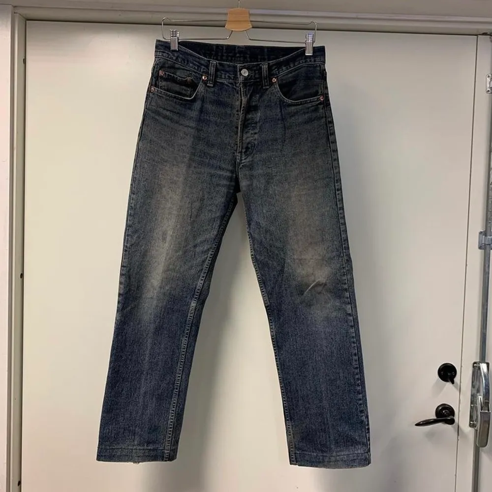 Gråa Levis 501 jeans, 32/34 men uppsydda så e lite kortare, därav för korta för mig och därför säljer jag dem, är 186. Dm för mer info/pris. Jeans & Byxor.