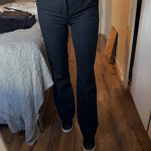 Svarta kostymbyxor - Säljer dessa populära kostymbyxor från BikBok i storlek 34 då de inte kommer till användning längre! 