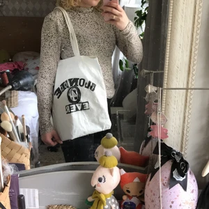 Tygkasse med tryck  - Enkel, vit tygpåse från H&M DIVIDED med trycket ”Blondie 4-ever” (från en punkgrupp). (Lite skrynklig på bilden)... Använd ett antal gånger, men i bra skick. Hoppas du gillar 🖤👌🏻👩🏻‍🎤🧑🏻‍🎤🕺🏼🎸