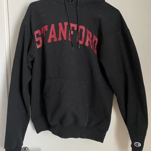 Champion hoodie - En old-school hoddie från Stanford av märket champion, säljer pga används alldeles för lite. Storlek S men skulle säga att den är lite större