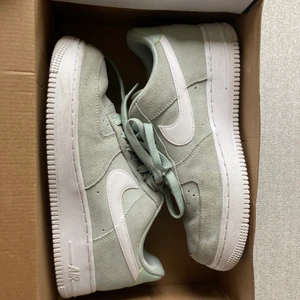 Air force green  - Ett par as snygga air force gröna men används inte tyvärr pågrund av för Mke skor! Dem är endast använda 1-2 gånger så typ helt som nya🔥 Köpta för 1100kr Elr mer! Skriv för mer bilder<3 köpare står för frakten! Kan mötas upp i Sthlm också 💗