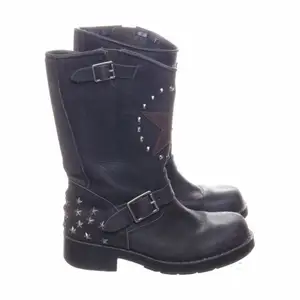 As nice boots som jag köpte från Sellpy men tyvärr för små för mig. Storlek 36. Skitcoola. 🥸