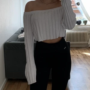 Vit offshouldertopp - Vit stickad offshoulder topp från Nakd i en lite kortare modell med långa ärmar. Strl M, men passar S också. Knappt använd så i mycket bra skick. Frakt tillkommer! 