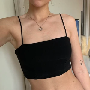 Svart topp - Säljer denna supersnygga korta topp! 