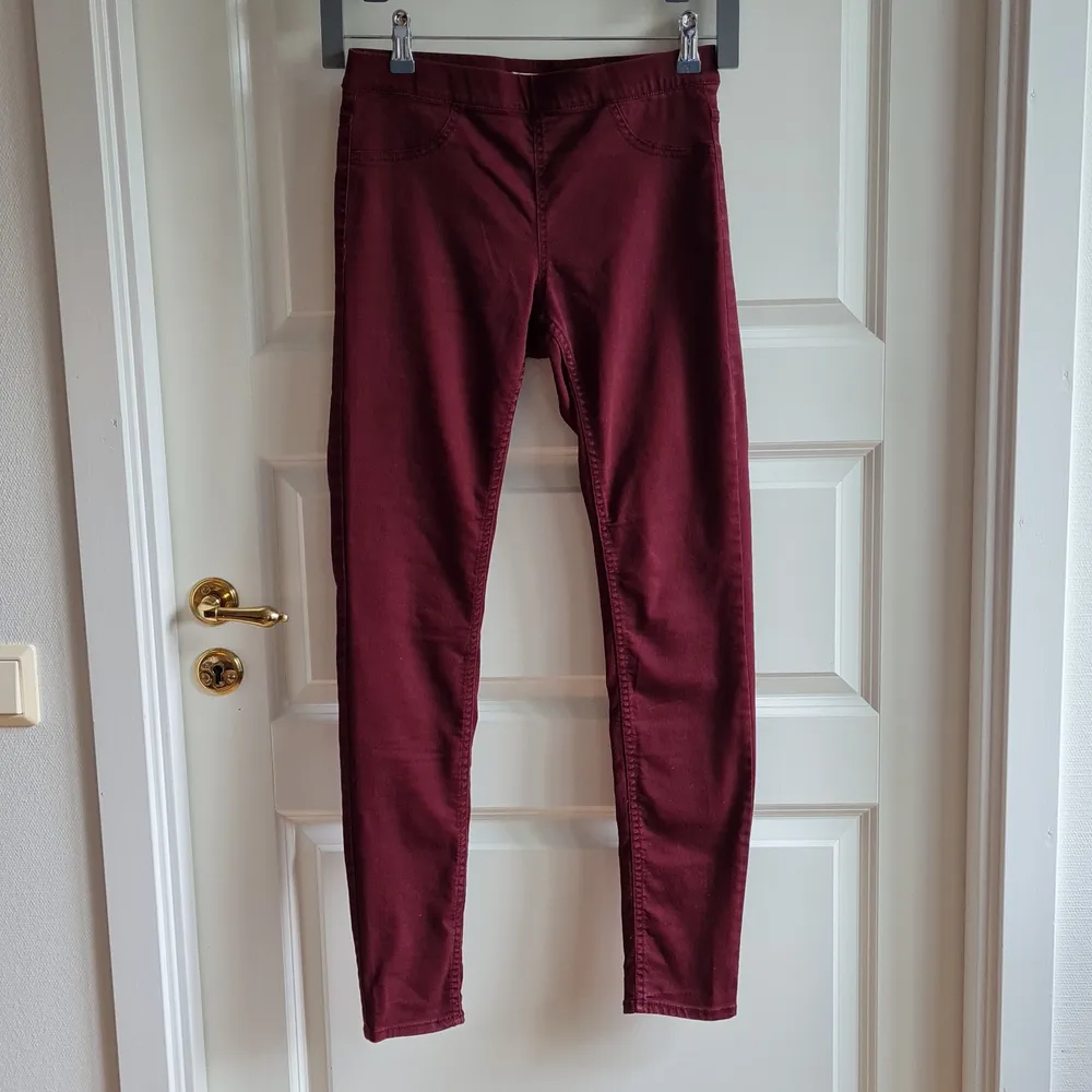 Burgundy skinny jeans from H&M. Used only 1-2 times as it got too small for me 😥 Made of cotton with 5% elastane - soft fabric with a bit of stretch for a flattering comfortable fit 😊 Waist 36 cm, inner length 72 cm, outer length 95 cm.. Jeans & Byxor.