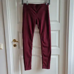 Burgundy skinny jeans from H&M. Used only 1-2 times as it got too small for me 😥 Made of cotton with 5% elastane - soft fabric with a bit of stretch for a flattering comfortable fit 😊 Waist 36 cm, inner length 72 cm, outer length 95 cm.