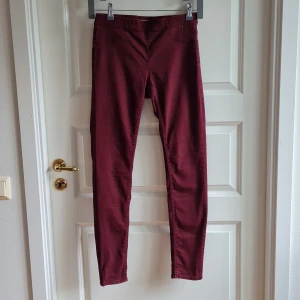 Burgundy jeggings - Burgundy skinny jeans from H&M. Used only 1-2 times as it got too small for me 😥 Made of cotton with 5% elastane - soft fabric with a bit of stretch for a flattering comfortable fit 😊 Waist 36 cm, inner length 72 cm, outer length 95 cm.
