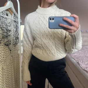 Stickad tröja  - Stickad vit beige tröjan med lite högre krage, frakt tillkommer, pris kan alltid diskuteras 