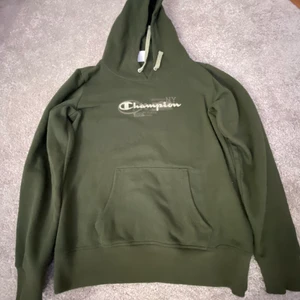 Hoodie  - En hoodie från Champion, väldigt varm för det är luddat inuti. Tyvärr för liten för mig (tröjan är L men sitter som S-M)