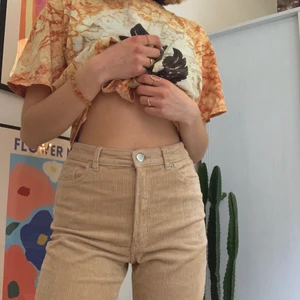 Manchesterbyxor från Monki - Skitsnygga beiga manchesterbyxor från monki i storlek 36. Jag är 1,73 lång och de slutar lite över min ankel. Väldigt lite använda så i fint skick. Skriv till mig om du har några frågor!