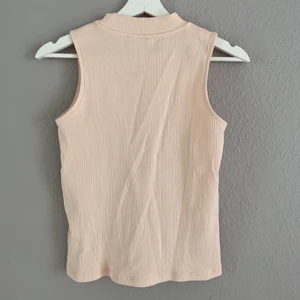 Sommartopp - Supersöt sommartopp i en jättefin ljusrosa färg!!💗💗 Aldrig använd. Kontakta för fler frågor🤩