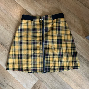 Rutig gul kjol i stl M - Rutig gul kjol med dragkedja i stl M. Använd ett fåtal gånger. Köpt på new yorker för 200 kr. Härligt material. 