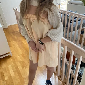 Asgullig klänning😍😍 - Säljer denna sjukt fina klänningen då jag har en liknande🥰🥰 Verkligen en super fin klänning nu till sommaren😍😍 Aldrig använd!! Kan skicka om köparen står för frakt;))) BUDA från 100kr 