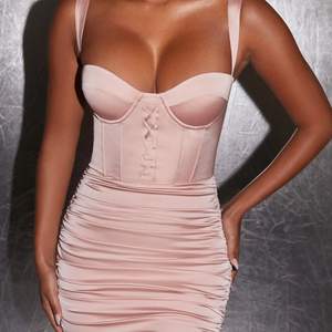 En rosa ruchad klänning, storlek UK 8, motsvarar 36 EU. Helt oanvänd, prislappen är kvar. 💗
